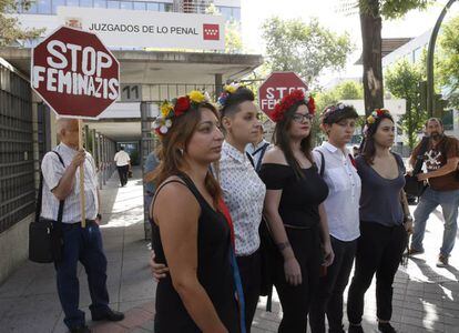 Las cinco activistas de Femen, el 19 de julio, antes del juicio.