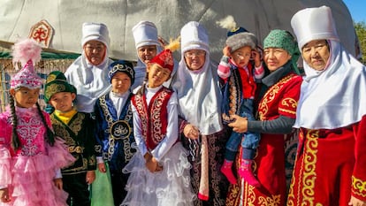 Familia kazaja fotografiada cerca de Almaty