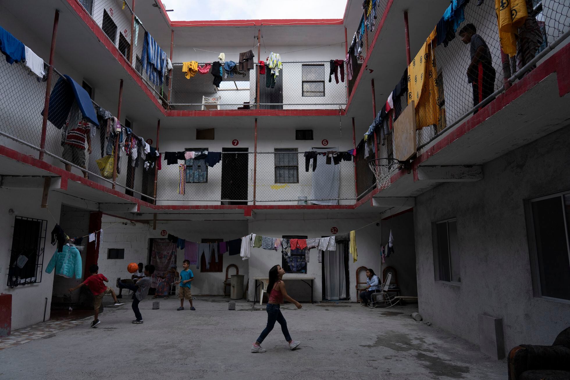 Familias de migrantes de Honduras, Guatemala y Haiti se hospedan en un pequeño hotel en la Ciudad de Reynosa, Tamaulipas, México diversas organizaciones han convencido a las familias de dejar el campamento de migrantes en una plaza pública donde duermen aproximadamente 400 personas. 