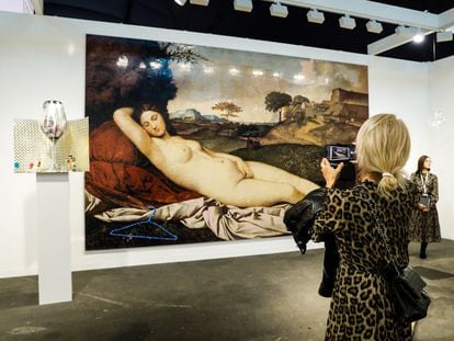 Una visitante toma una foto de una obra de Ai Weiwei, este jueves en la nueva feria Paris+, impulsada por Art Basel en la capital francesa.