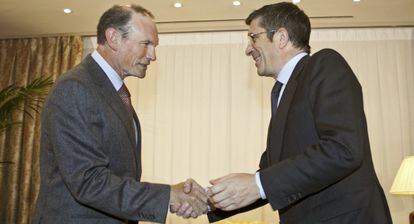 El lehendakari, Patxi L&oacute;pez (a la derecha), saluda a su antecesor en el cargo, Juan Jos&eacute; Ibarretxe, ayer en Vitoria. 