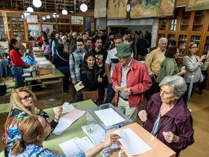 Votaciones de las elecciones del 28M en el instituto Luis Vives de Valencia.