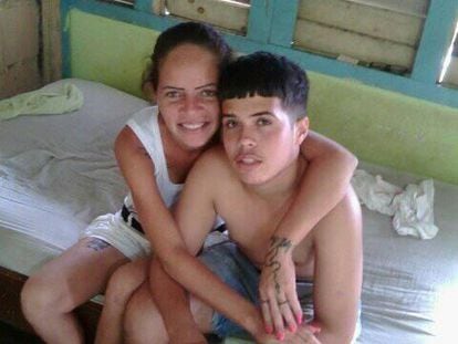 Bárbara Farrat Guillén y su hijo Jonathan Torres, que fue detenido durante las protestas en Cuba, en 2021.