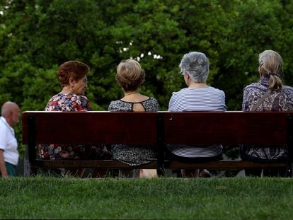 Varias personas mayores en el parque del Retiro, en Madrid.