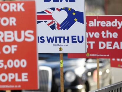 Carteles contrarios al Brexit, en Londres. 