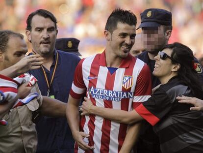 Villa abandona el Calderón tras la invasión de los aficionados.