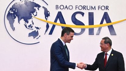 El presidente del Gobierno español, Pedro Sánchez, y el primer ministro chino, Li Qiang, se saludan en Boao, China, durante la celebración del Foro Económico de Boao.