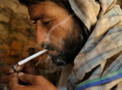 Un afgano fuma droga junto a unas ruinas de Herat.