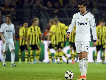 Cristiano, con la pelota tras uno de los goles del Borussia. 