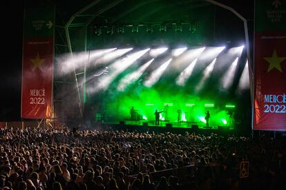 Concierto de Alizzz en el escenario de la playa de Bogatell de las fiestas de la Merced en Barcelona.