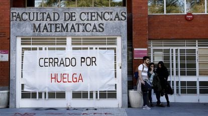 Cartel que indica "Cerrado por huelga" en la puerta de la Facultad de Ciencias Matemáticas de la Universidad Complutense de Madrid.