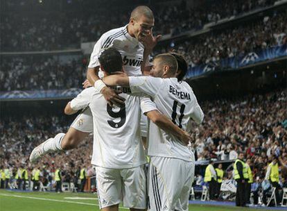 Pepe, Benzema y Ronaldo celebran el primer gol del portugués
