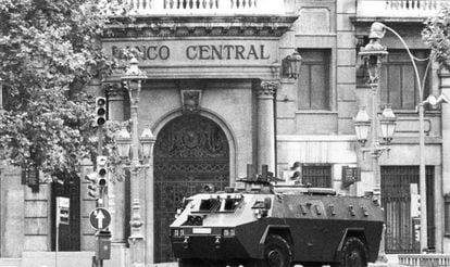 Una tanqueta de la Guardia Civil, durante el asalto al Banco Central.