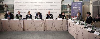 Desde la izquierda, Felipe González, Werner Hoyer, Ursula von der Leyen, Guy Verhofstadt, Jacques Delors, Nouriel Rubini, Christine Ockrent, Nicolas Berggruen y Juan Luis Cebrián.
