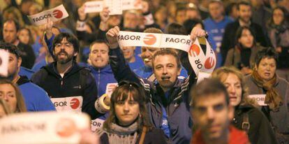 Participantes en la manifestación de este jueves en Mondragón por la defensa de los puestos de trabajo de Fagor. 