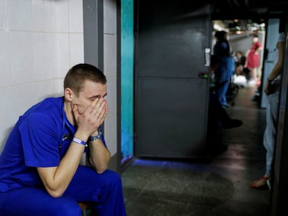 FILE PHOTO: A doctor takes shelter in the basement of a perinatal centre as air raid siren sounds are heard in Kyiv, Ukraine, March 2, 2022. REUTERS/Valentyn Ogirenko/File Photo