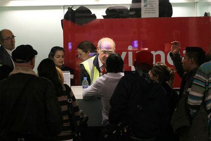 Un grupo de pasajeros se agolpa ante el mostrador de la compañía Avianca en el aeropuerto de El Prat.
