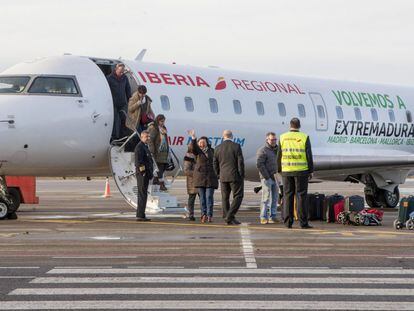 Avi&oacute;n de Air Nostrum en el aeropuerto de Badajoz (Extremadura).