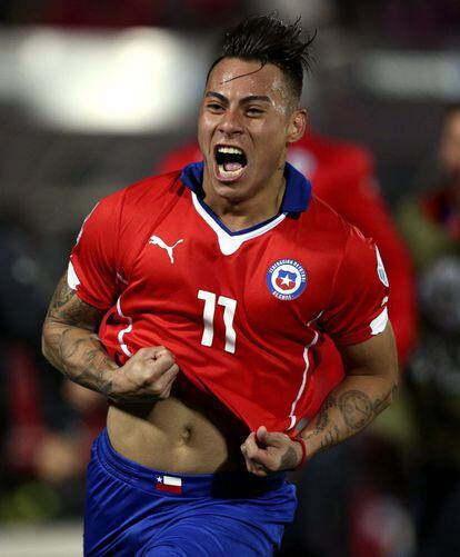 El delantero chileno Eduardo Vargas celebra su segundo gol, durante el partido Chile vs Perú, de semifinales de la Copa América de Chile 2015.