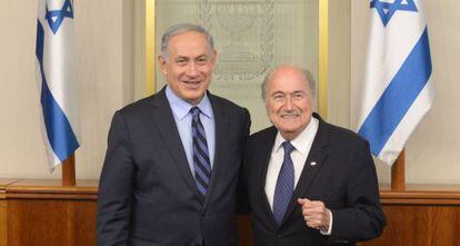 Benjam&iacute;n Netanyahu y el presidente de la FIFA, Joseph Blatter, en Jerusal&eacute;n. 