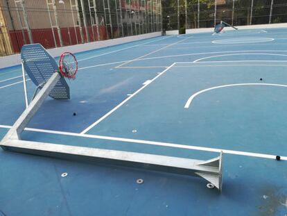 Las canastas de una de las canchas del barrio aparecieron desatornilladas una mañana.