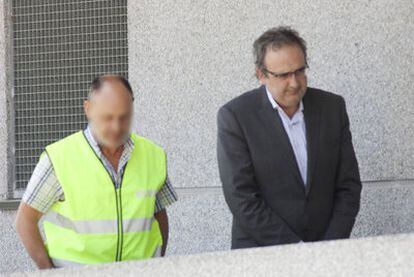 Joaquín Varela de Limia Cominges, a la derecha, entrando en los juzgados de Lugo para declarar.