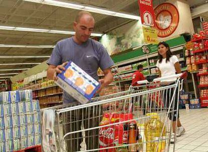 Una pareja hace la compra en un hipermercado.