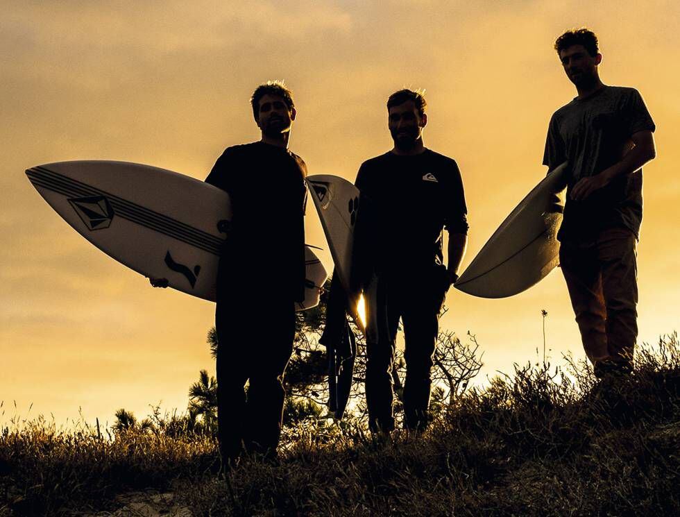 Los tres miembros que componen el equipo masculino de surf. 