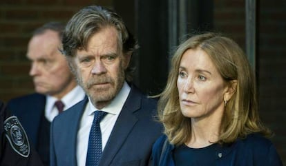 Felicity Huffman sale de la corte de Boston el pasado mes de septiembre junto a su marido, el actor William H. Macy.