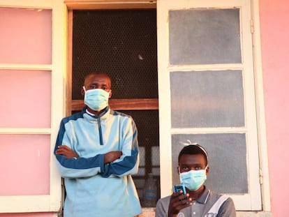 Pacientes de tuberculosis del hospital de Chiulo, en la provincia de Cunene, se protegen con mascarillas para evitar la propagación de la enfermedad, el 22 de febrero de 2018.