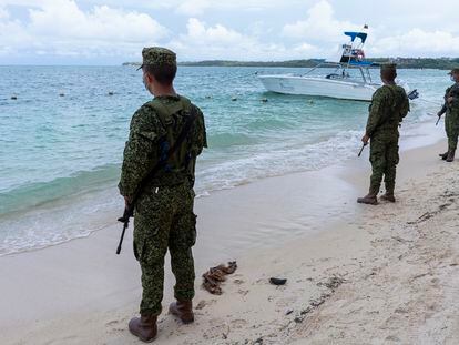 Militares resguardan la playa de Barú, donde fue asesinado el fiscal paraguayo Marcelo Pecci.
