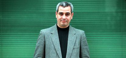 El escritor Jorge Eduardo Benavides en 2003.