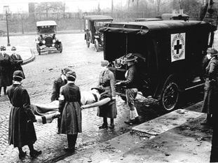 Miembros de la Cruz Roja llevan a un enfermo de gripe española, en Saint Louis, Missouri (EE UU), en octubre de 1918.