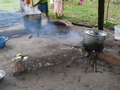 Un poblado awajún se prepara para comer