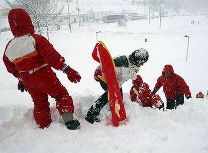 Varios niños juegan con la nieve en Piedrafita do Cebreiro (Lugo)