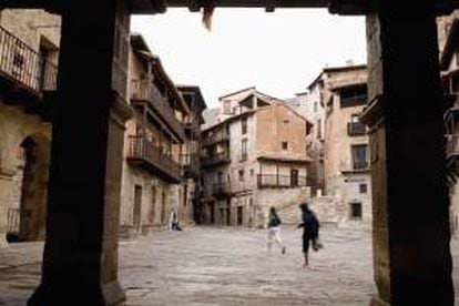 Soportales en la plaza Mayor de Albarracín.
