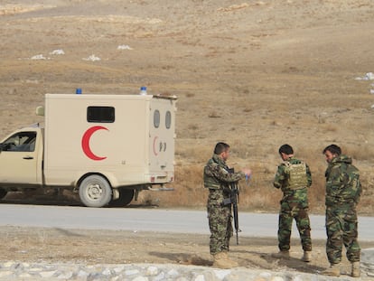 Soldados del Ejército afgano hacen guardia tras el atentado en Ghazni.