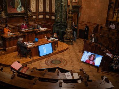 Pleno de octubre en el Ayuntamiento de Barcelona, donde la mayoría de los concejales han intervenido telemáticamente.