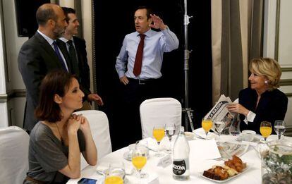 Los vicesecretarios del PP Andrea Levy y Pablo Casado, el portavoz del partido en el Congreso, Rafael Hernando, y la portavoz popular en el Ayuntamiento de Madrid, Esperanza Aguirre (i-d), durante el desayuno.