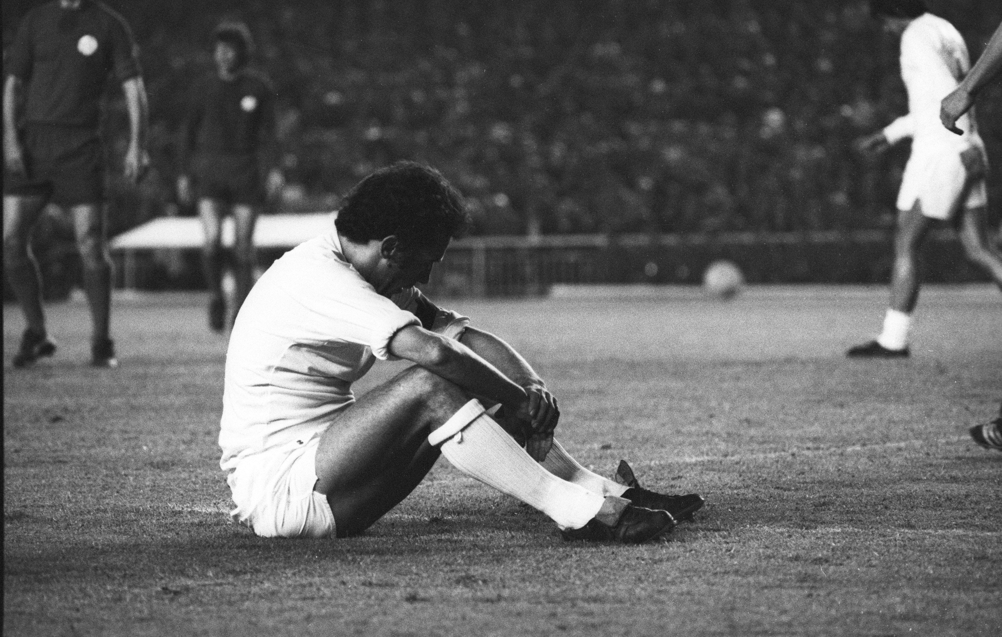 Amancio, sentado en el campo durante el partido del Real Madrid contra el Salamanca, en 1976