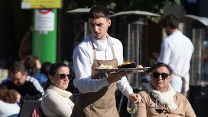 Un camarero en la terraza de un bar de Sevilla, el pasado 27 de enero.