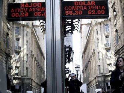 Pizarra de un banco del centro de Buenos Aires con la última cotización del dólar frente al peso argentino. 