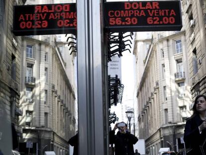 Pizarra de un banco del centro de Buenos Aires con la última cotización del dólar frente al peso argentino. 