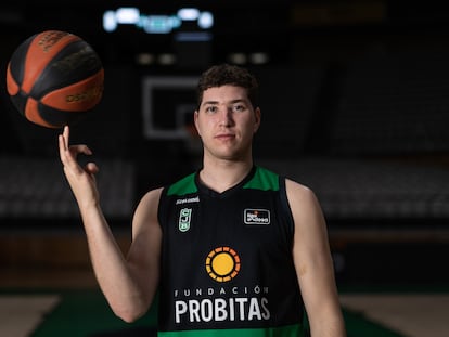 Joel Parra, jugador del Joventut, posa en el Olímpic de Badalona.