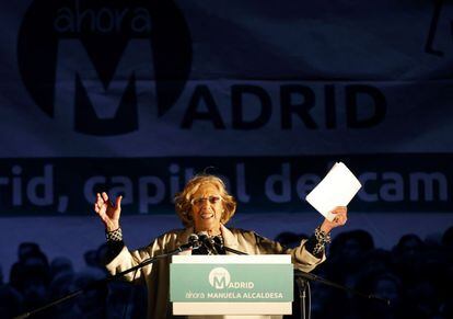 Manuela Carmena saluda a sus seguidores tras conocer losresultados en el municipio de Madrid.