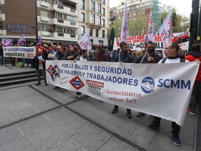 Concentración en 2019 frente a los juzgados por el primer juicio por uno de los trabajadores de Metro de Madrid, fallecido por haber manipulado amianto en la empresa durante años.