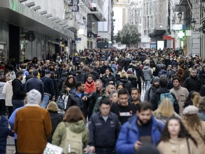 Cientos de personas en la calle Preciados de Madrid, el pasado 10 de noviembre.