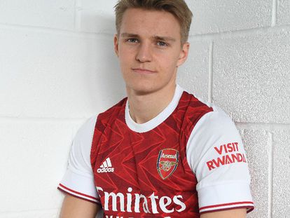 Martin Odegaard, con la camiseta del Arsenal.