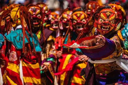 Danza tradicional en el monasterio de Paro, en Bután, durante el festival budista de Tsechu.