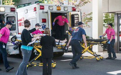 Un herido en el tiroteo llega al hospital Mercy Medical Center en Roseburg.